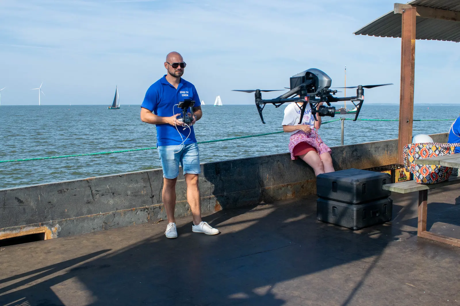 Dronepiloot bestuurt de drone vanaf het uitzendschip