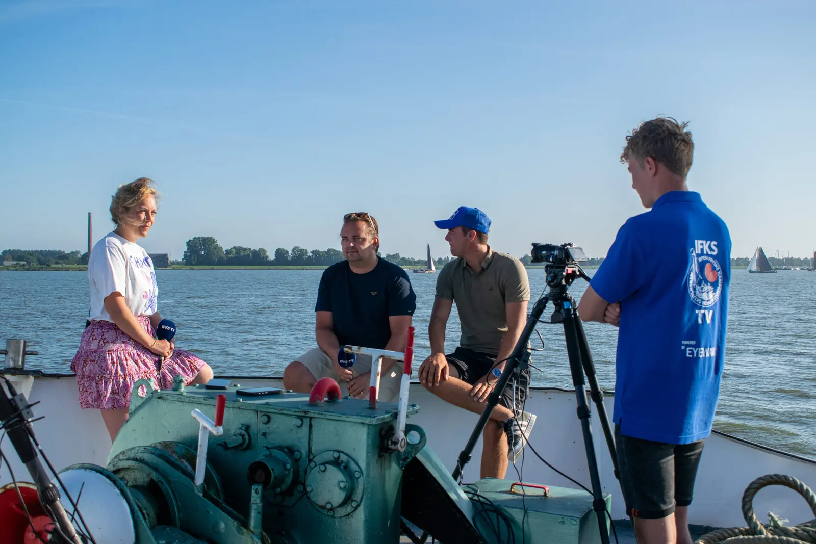 Een live-interview aan dek van het uitzendschip van IFKS TV
