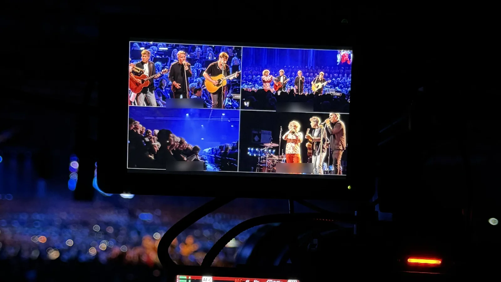 Een monitor met camerabeelden van het podium, het orkest en het publiek tijdens LÛD 2026