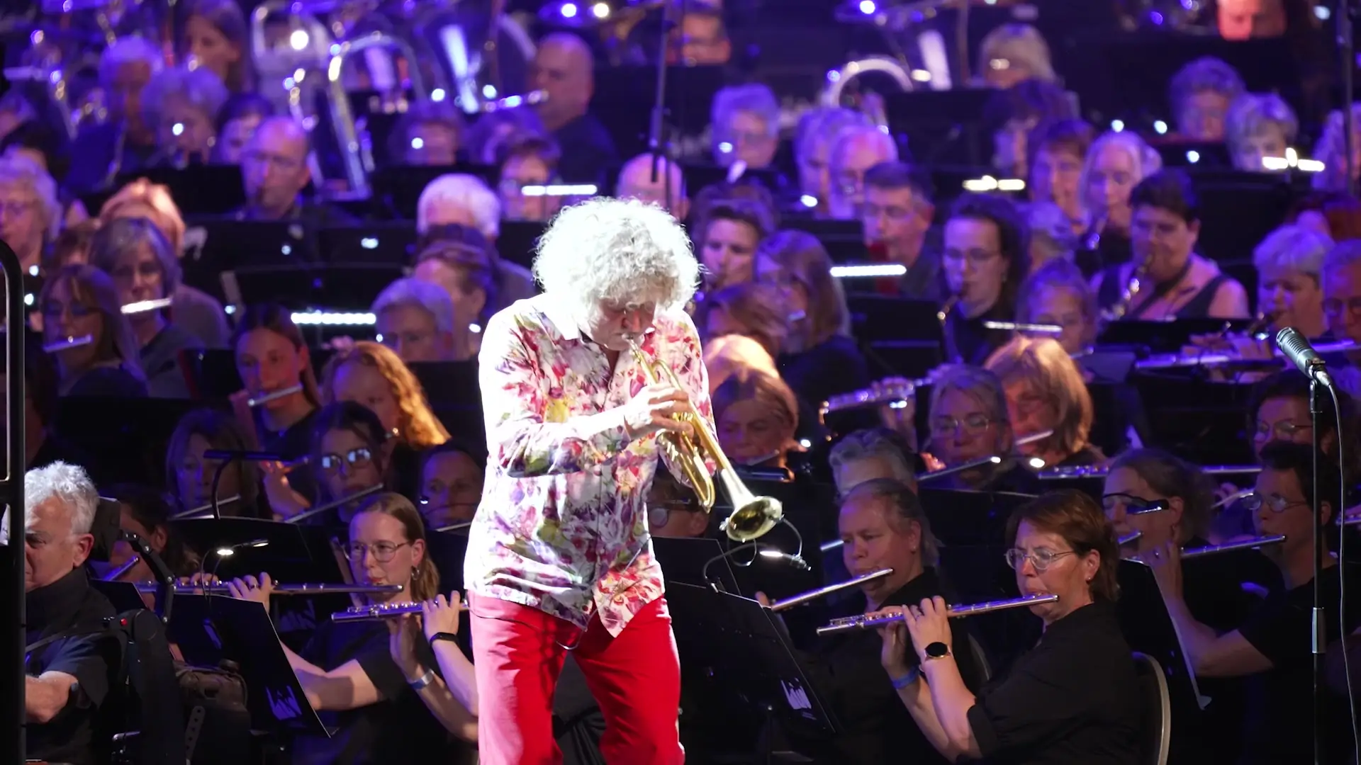Eric Vloeimans speelt trompet tussen het orkest
