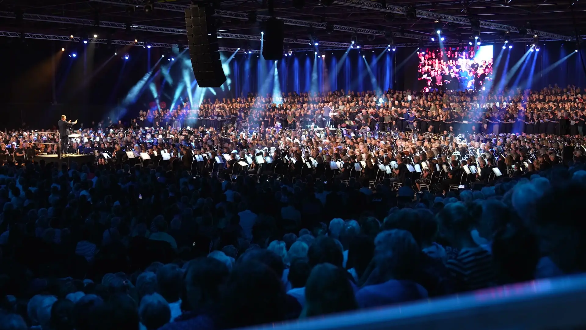 De volle WTC Expo in blauw licht tijdens LÛD 2026