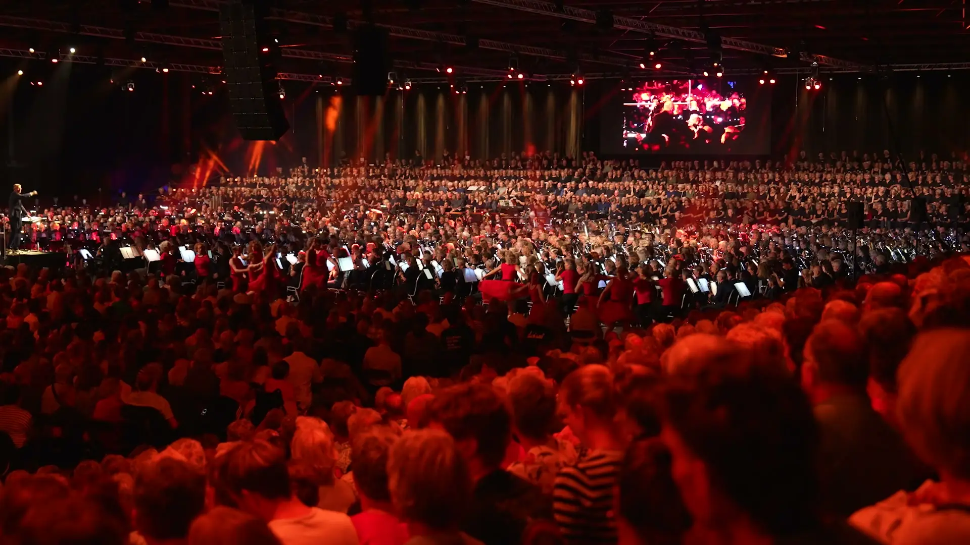 De volle zaal van de WTC Expo in rood licht tijdens LÛD 2026
