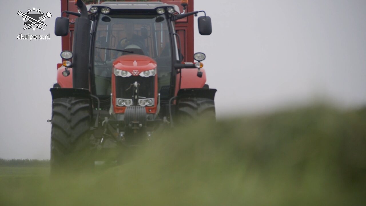 D. Kuipers | Gras inkuilen in Wergea