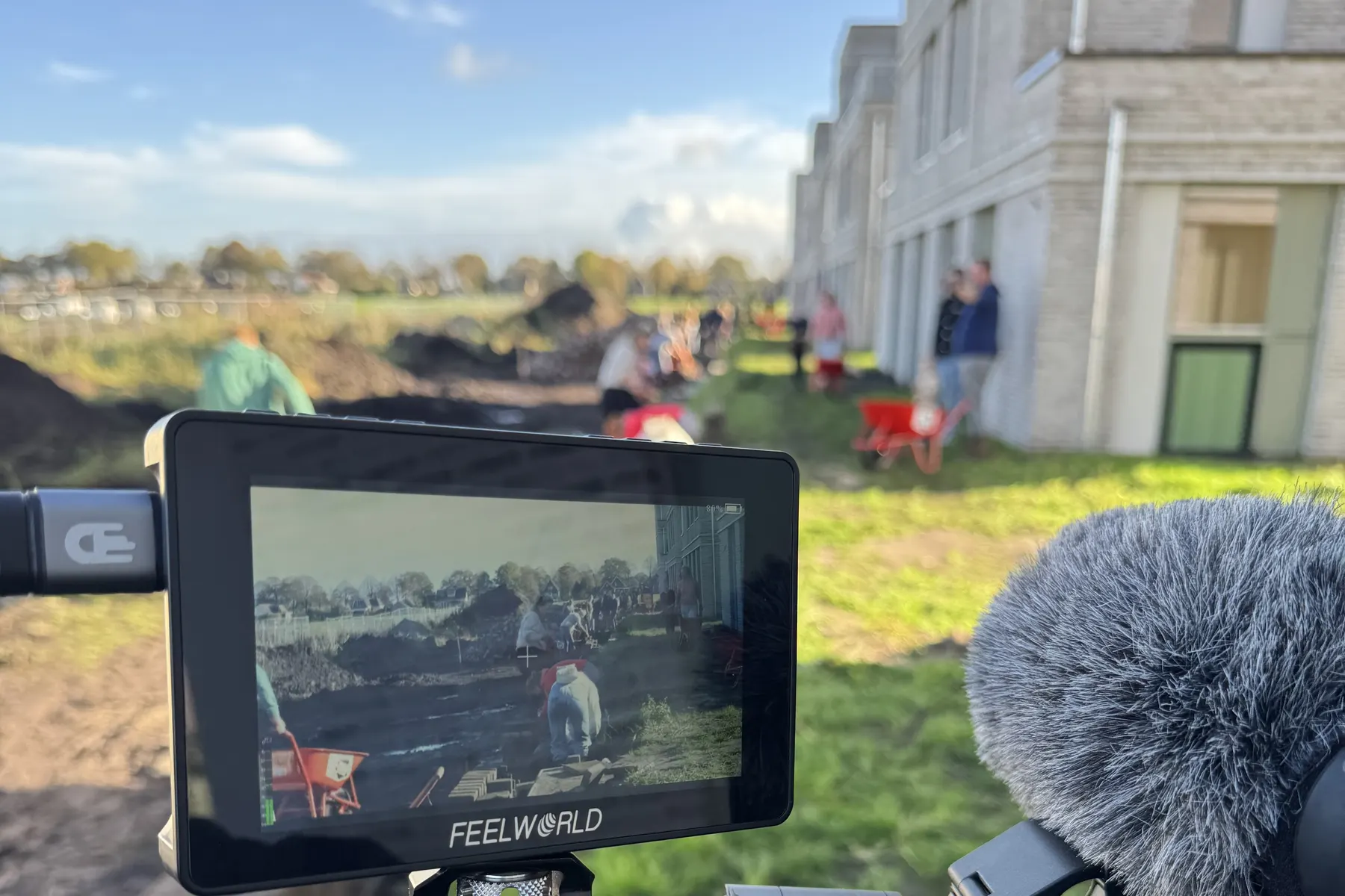 Camera met monitor tijdens een opname op een bouwproject