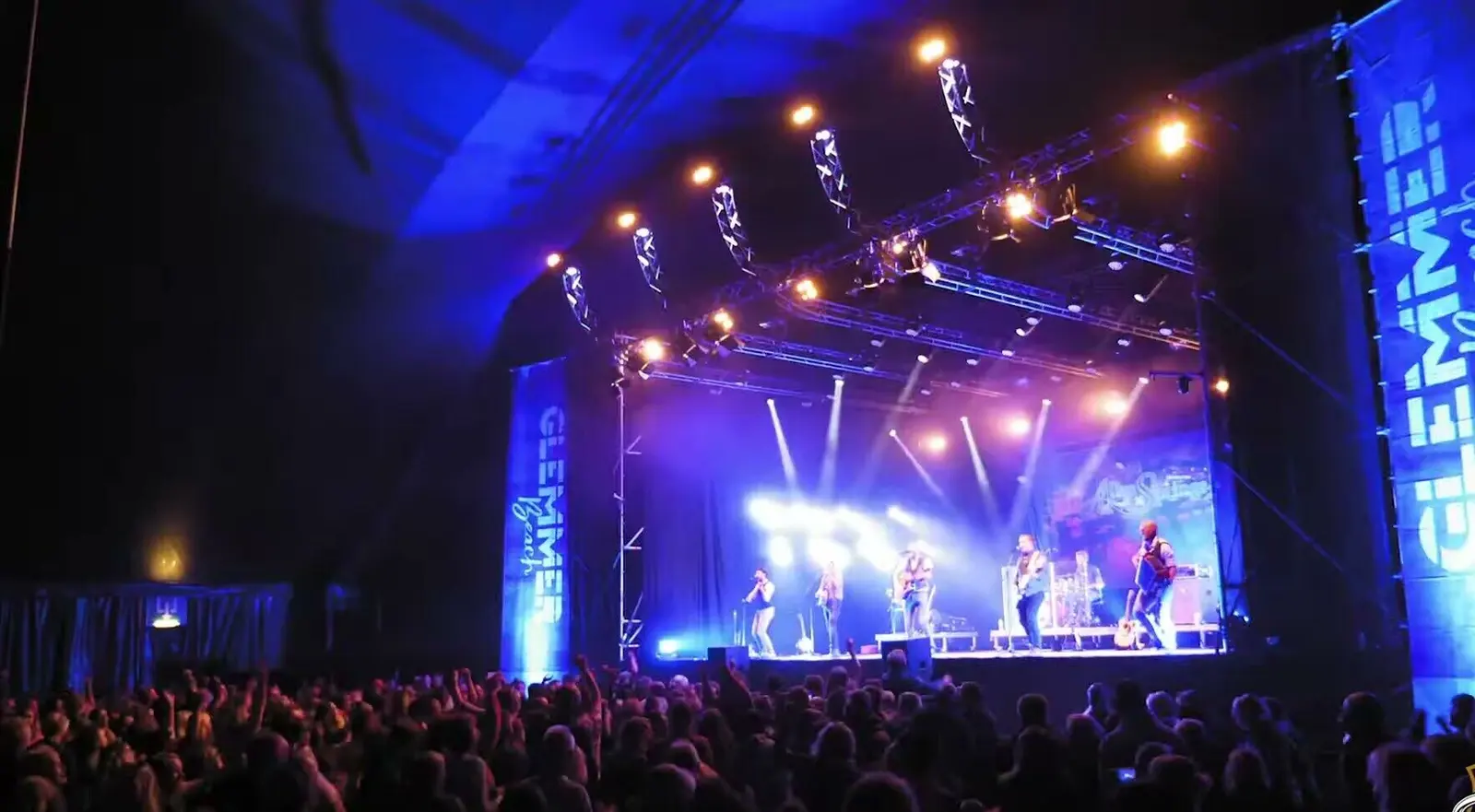 Publiek voor het verlichte hoofdpodium van Glemmer Beach