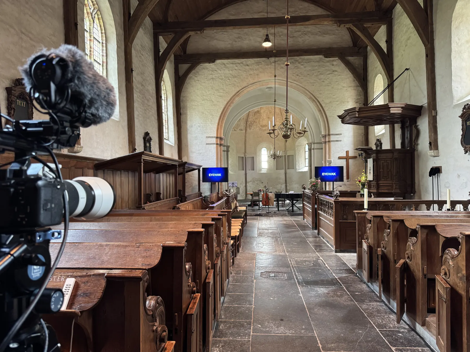 Camera met microfoon klaar voor een livestream vanuit een kerk