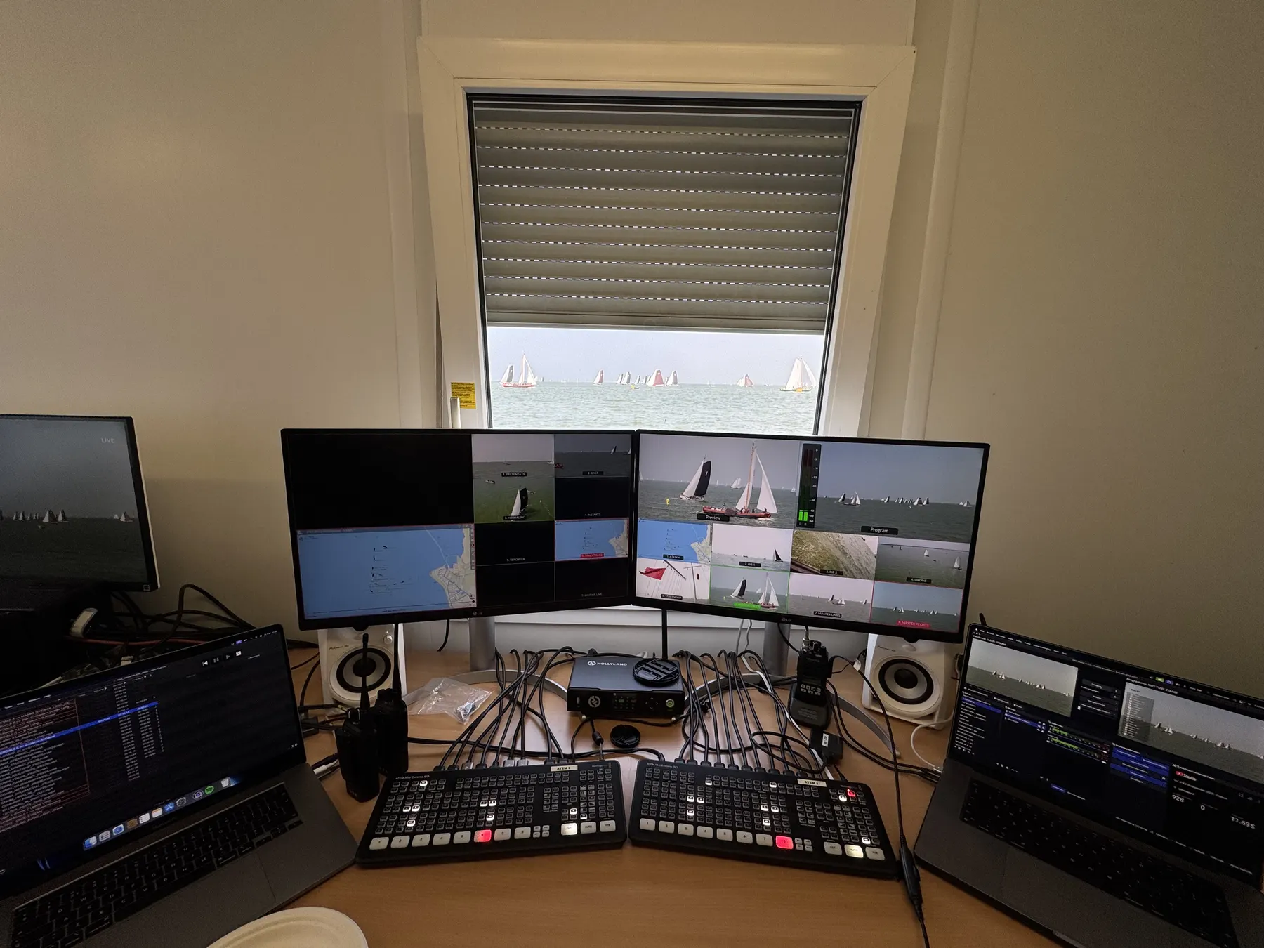 Regieplek met monitoren en de zeilwedstrijd op het scherm tijdens IFKS TV