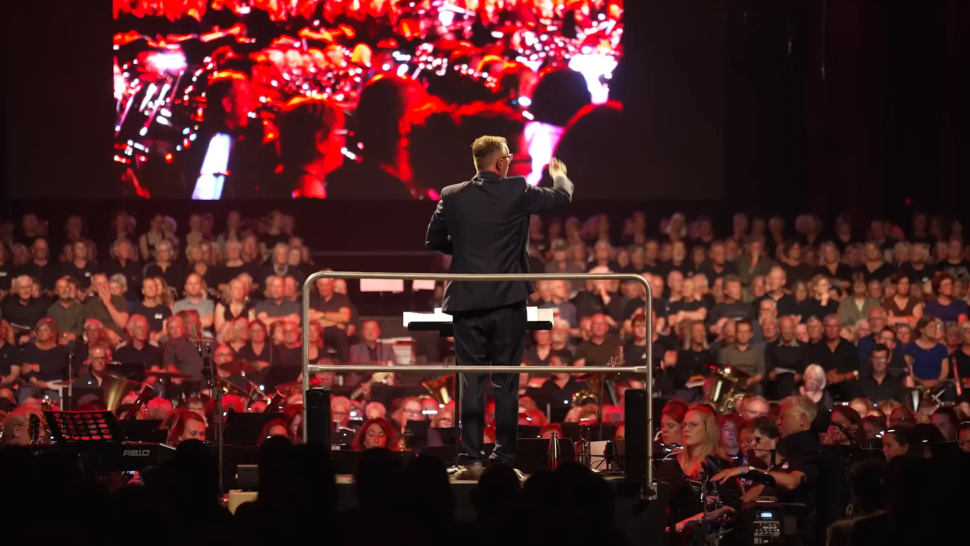 De dirigent voor duizenden zangers en muzikanten in de WTC Expo tijdens LÛD 2026