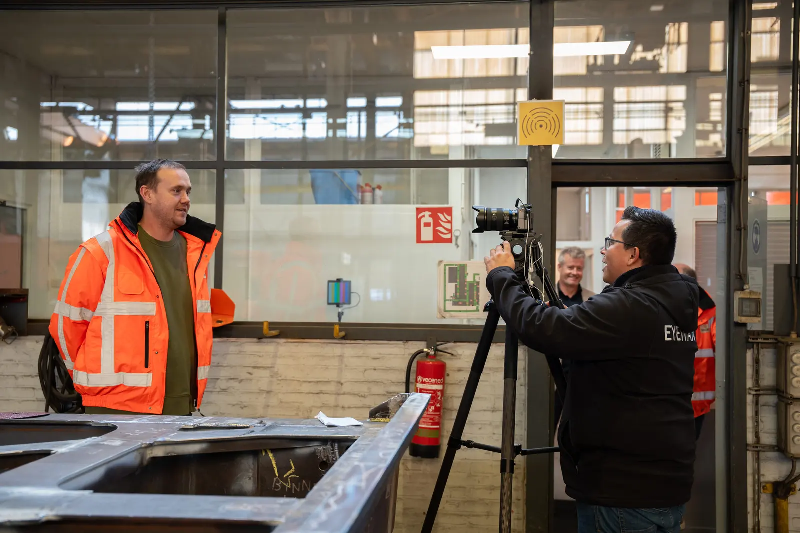 Interview met een medewerker in werkkleding op de werkvloer