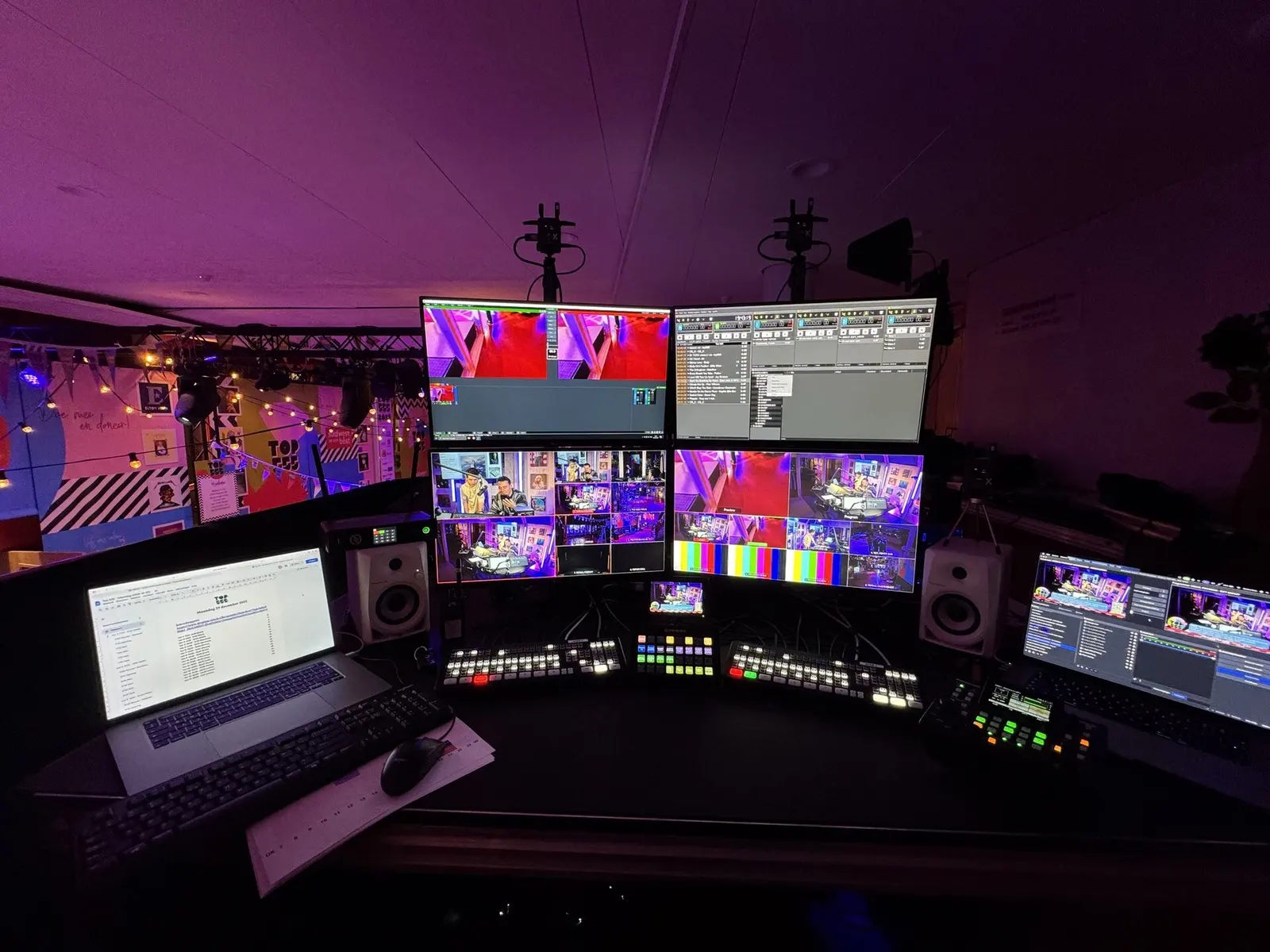 Regieplek met monitoren en mengpanelen tijdens een livestream