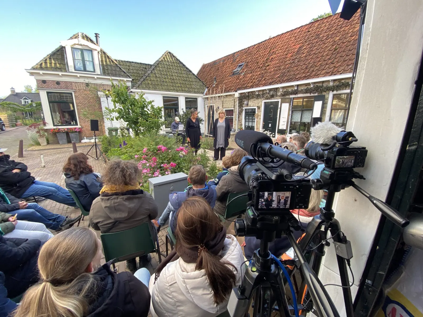 Camera opgesteld bij een openluchtvoorstelling met publiek